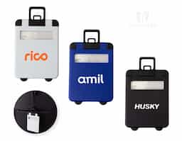 Tag identificador de bagagem em plástico resistente, ideal para viagens com mais segurança e praticidade. Acompanha cordão de silicone flexível e durável, facilitando a fixação em malas e mochilas. Um brinde funcional e de grande utilidade, que reforça sua marca em movimento, em aeroportos, rodoviárias e no dia a dia de seus clientes.