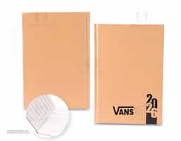 Agenda diária modelo 2026 de capa dura em kraft e marcador de páginas em fita de cetim. Apresenta páginas dedicadas à dados pessoais, calendários de 2025 até 2027, orçamentos pessoais, anotações, planejamento mensal, endereços de contato e mapas.
