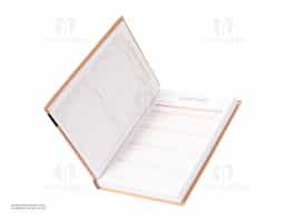 Agenda diária modelo 2026 de capa dura em kraft e marcador de páginas em fita de cetim. Apresenta páginas dedicadas à dados pessoais, calendários de 2025 até 2027, orçamentos pessoais, anotações, planejamento mensal, endereços de contato e mapas.
