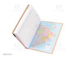 Agenda diária modelo 2026 de capa dura em kraft e marcador de páginas em fita de cetim. Apresenta páginas dedicadas à dados pessoais, calendários de 2025 até 2027, orçamentos pessoais, anotações, planejamento mensal, endereços de contato e mapas.