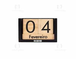 Um calendário permanente em madeira que oferece minimalismo e elegância para qualquer ambiente. Dividido em um par de cubos com números dos dias do mês e outros três retângulos com os nomes dos meses, este é um calendário de montagem fácil e intuitiva através de seus blocos, contribuindo para uma rotina mais organizada enquanto serve como um elegante ornamento para mesas, estantes, prateleiras e outros espaços abertos.