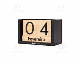 Um calendário permanente em madeira que oferece minimalismo e elegância para qualquer ambiente. Dividido em um par de cubos com números dos dias do mês e outros três retângulos com os nomes dos meses, este é um calendário de montagem fácil e intuitiva através de seus blocos, contribuindo para uma rotina mais organizada enquanto serve como um elegante ornamento para mesas, estantes, prateleiras e outros espaços abertos.