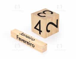 Um calendário permanente em madeira que oferece minimalismo e elegância para qualquer ambiente. Dividido em um par de cubos com números dos dias do mês e outros três retângulos com os nomes dos meses, este é um calendário de montagem fácil e intuitiva através de seus blocos, contribuindo para uma rotina mais organizada enquanto serve como um elegante ornamento para mesas, estantes, prateleiras e outros espaços abertos.