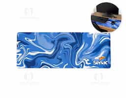 Desk pad flexível em poliéster com base em EVA antiderrapante, uma combinação que proporciona mais conforto durante o uso, além da proteção de superfícies planas.
