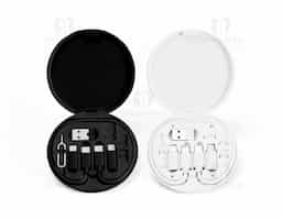 Conjunto composto por cabo e adaptadores de carregamento super-rápido em ABS 100% reciclado. Incluso um cabo USB-C para USB-C com 28,5 cm que suporta carregamento super-rápido até 60W e transferência de dados, um adaptador USB-C/USB-A, um USB-C/Micro USB e um USB-C/Lightning. Incluso ainda uma peça de remoção de cartões SIM e 3 slots para guardar cartões SIM Nano e Micro SIM.