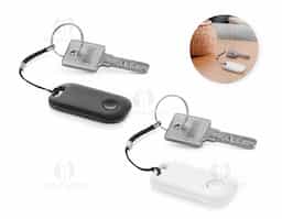 Localizador sem fios em ABS 100% reciclado, ideal para chaveiros, carteiras e bagagens. Encontre facilmente os seus objetos através do smartphone, ativando um som de alerta emitido pelo localizador. Inclui função de disparo remoto para fotos, localização do smartphone e histórico de localização. Compatível com iOS e Android via app gratuita iSearching. O localizador funciona apenas quando está dentro do alcance do Bluetooth 5.0 (aproximadamente 25 m em espaço aberto, sem barreiras).