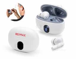 Fones de ouvido wireless em ABS 100% reciclado, com transmissão BT v5.4. A caixa de carregamento tem uma tela digital que mostra o nível de carga e tem uma capacidade de 200 mAh, oferecendo uma autonomia, aproximada, de 4h. Os fones de ouvido permitem atender chamadas, controlar o volume e a playlist do dispositivo móvel. Incluso um cabo de carregamento USB-C