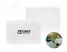 Baralho com 54 cartas em papel plastificado, ideal para jogos duradouros e resistentes ao uso frequente. Fornecido em caixa rígida que garante proteção e facilidade no transporte. Um brinde clássico, versátil e divertido, perfeito para campanhas promocionais, eventos corporativos ou ações que valorizam entretenimento com estilo e praticidade.