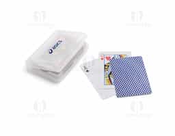 Baralho com 54 cartas em papel plastificado, ideal para jogos duradouros e resistentes ao uso frequente. Fornecido em caixa rígida que garante proteção e facilidade no transporte. Um brinde clássico, versátil e divertido, perfeito para campanhas promocionais, eventos corporativos ou ações que valorizam entretenimento com estilo e praticidade.