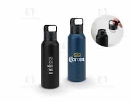 Garrafa em aço inox 91% reciclado com parede dupla isolada a vácuo e parede interna revestida a cobre, características que permitem conservar a temperatura das suas bebidas por um longo período. A tampa em PP é à prova de vazamentos e incorpora um botão que facilita a sua abertura. O acabamento da garrafa em mate confere-lhe um visual mais contemporâneo.