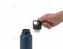 Garrafa em aço inox 91% reciclado com parede dupla isolada a vácuo e parede interna revestida a cobre, características que permitem conservar a temperatura das suas bebidas por um longo período. A tampa em PP é à prova de vazamentos e incorpora um botão que facilita a sua abertura. O acabamento da garrafa em mate confere-lhe um visual mais contemporâneo.