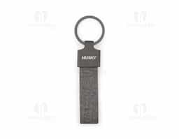 Chaveiro confeccionado em metal e PET 30% reciclado, unindo durabilidade e sustentabilidade. Conta com uma argola metálica resistente, ideal para organizar chaves ou prender pequenos objetos de forma prática e segura.