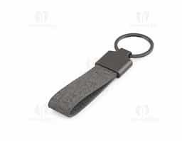 Chaveiro confeccionado em metal e PET 30% reciclado, unindo durabilidade e sustentabilidade. Conta com uma argola metálica resistente, ideal para organizar chaves ou prender pequenos objetos de forma prática e segura.
