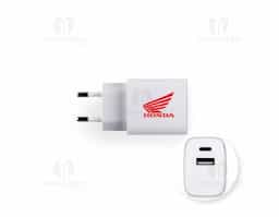 Adaptador de corrente USB-C e USB-A em ABS 100% reciclado. Com USB-C PD20 (20W) e USB-A QC 3.0 (18W) este adaptador permite carregamentos super-rápidos, sendo eficazes em casa, no escritório ou em viagem. Compatível com qualquer dispositivo (o cabo de carregamento não é incluso).