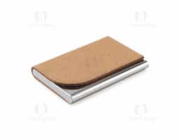Conjunto composto por porta-cartões e chaveiro, ambos fabricados em metal e cortiça, unindo durabilidade e estilo sustentável. O porta-cartões possui capacidade para até 7 cartões, ideal para organização prática no dia a dia.