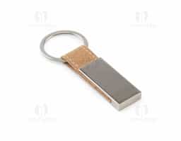 Conjunto composto por porta-cartões e chaveiro, ambos fabricados em metal e cortiça, unindo durabilidade e estilo sustentável. O porta-cartões possui capacidade para até 7 cartões, ideal para organização prática no dia a dia.
