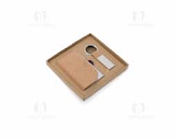 Conjunto composto por porta-cartões e chaveiro, ambos fabricados em metal e cortiça, unindo durabilidade e estilo sustentável. O porta-cartões possui capacidade para até 7 cartões, ideal para organização prática no dia a dia.