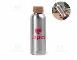 Squeeze em aço inox com parede simples, oferecendo leveza e durabilidade. Possui tampa em cortiça que alia design natural e funcionalidade. Capacidade de até 760ml, ideal para hidratação em diversas atividades do dia a dia.