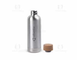 Squeeze em aço inox com parede simples, oferecendo leveza e durabilidade. Possui tampa em cortiça que alia design natural e funcionalidade. Capacidade de até 760ml, ideal para hidratação em diversas atividades do dia a dia.