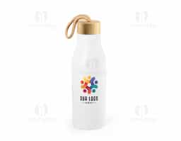 Squeeze em aço inox 90% reciclado, com parede simples e acabamento fosco. A tampa em bambu possui alça integrada para facilitar o transporte. Capacidade de até 570 ml, ideal para manter a hidratação com sustentabilidade e praticidade.