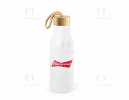 Squeeze em aço inox 90% reciclado, com parede simples e acabamento fosco. A tampa em bambu possui alça integrada para facilitar o transporte. Capacidade de até 570 ml, ideal para manter a hidratação com sustentabilidade e praticidade.