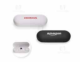 Fones de ouvido sem fio com estrutura em plástico. Possuem formato aberto e ergonômico, permitindo o encaixe nas orelhas sem entrar em contato direto com o canal auditivo. Apresenta conexão via Bluetooth 5.3 que oferece uma transmissão de dados mais estável e com maior qualidade. Acompanha estojo de carregamento com visor de percentual da carga total, além de cabo USB-C para recarga.
