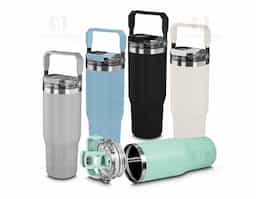 Garrafa térmica de aço inox com parede dupla e capacidade de até 900ml. Possui tampa rosqueável com alça plástica para transporte e anel de silicone para vedação segura. Conta com duas opções de uso: hidratação por canudo ou bico, garantindo praticidade e conforto. Ideal para manter suas bebidas na temperatura ideal com estilo.