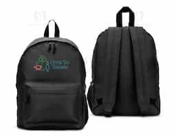 Mochila em poliéster reciclado 600D com forro 210D, ideal para ações sustentáveis. Conta com compartimento principal amplo, bolso frontal, bolso lateral para squeeze e alça superior em webbing. Capacidade de até 18L. Brinde corporativo funcional e com apelo ecológico.