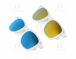 Óculos de sol em policarbonato, com armação translúcida e lentes espelhadas de categoria 3. Oferece proteção UV400, garantindo estilo e segurança contra os raios solares.