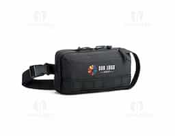 Pochete em poliéster reciclado 600D com forro 210D, resistente e sustentável. Conta com compartimento principal amplo, bolso extra e tiras multifuncionais frontais. Alça ajustável para uso à cintura ou a tiracolo. Brinde corporativo moderno, prático e ecológico.