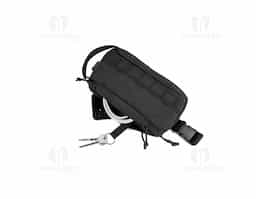 Pochete em poliéster reciclado 600D com forro 210D, resistente e sustentável. Conta com compartimento principal amplo, bolso extra e tiras multifuncionais frontais. Alça ajustável para uso à cintura ou a tiracolo. Brinde corporativo moderno, prático e ecológico.