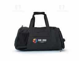 Bolsa confeccionada em filme sintético tipo couro impermeável com capacidade de até 35 litros. Possui compartimento interno amplo dois bolsos em tela e fechamento em zíper, além de quatro bolsos externos de tamanhos variados e fechamento em zíper e um em tela com elástico. Apresenta alças de mão com suporte de juntura e um par de alças ocultas na parte inferior da bolsa, que permitem seu uso como mochila. Contém alça transversal removível.