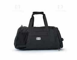 Bolsa confeccionada em filme sintético tipo couro impermeável com capacidade de até 35 litros. Possui compartimento interno amplo dois bolsos em tela e fechamento em zíper, além de quatro bolsos externos de tamanhos variados e fechamento em zíper e um em tela com elástico. Apresenta alças de mão com suporte de juntura e um par de alças ocultas na parte inferior da bolsa, que permitem seu uso como mochila. Contém alça transversal removível.