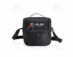 Bolsa térmica com capacidade de 6 litros. Feita em Oxford resistente à água, possui abertura frontal em zíper, além de revestimento interno em alumínio EPE, que ajuda a conservar a temperatura de alimentos e bebidas por mais tempo. Conta com uma alça superior e uma alça transversal fixas.