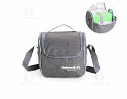 Bolsa térmica com capacidade de 6 litros. Feita em Oxford resistente à água, possui abertura frontal em zíper, além de revestimento interno em alumínio EPE, que ajuda a conservar a temperatura de alimentos e bebidas por mais tempo. Conta com uma alça superior e uma alça transversal fixas.