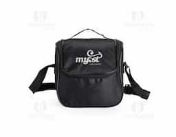 Bolsa térmica com capacidade de 6 litros. Feita em Oxford resistente à água, possui abertura frontal em zíper, além de revestimento interno em alumínio EPE, que ajuda a conservar a temperatura de alimentos e bebidas por mais tempo. Conta com uma alça superior e uma alça transversal fixas.