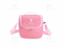 Bolsa térmica com capacidade de 6 litros. Feita em Oxford resistente à água, possui abertura frontal em zíper, além de revestimento interno em alumínio EPE, que ajuda a conservar a temperatura de alimentos e bebidas por mais tempo. Conta com uma alça superior e uma alça transversal fixas.