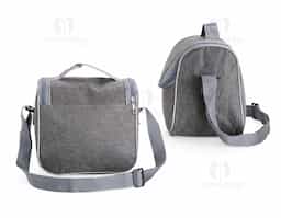 Bolsa térmica com capacidade de 6 litros. Feita em Oxford resistente à água, possui abertura frontal em zíper, além de revestimento interno em alumínio EPE, que ajuda a conservar a temperatura de alimentos e bebidas por mais tempo. Conta com uma alça superior e uma alça transversal fixas.