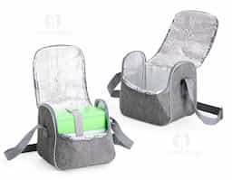 Bolsa térmica com capacidade de 6 litros. Feita em Oxford resistente à água, possui abertura frontal em zíper, além de revestimento interno em alumínio EPE, que ajuda a conservar a temperatura de alimentos e bebidas por mais tempo. Conta com uma alça superior e uma alça transversal fixas.