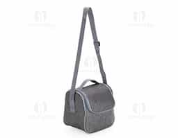 Bolsa térmica com capacidade de 6 litros. Feita em Oxford resistente à água, possui abertura frontal em zíper, além de revestimento interno em alumínio EPE, que ajuda a conservar a temperatura de alimentos e bebidas por mais tempo. Conta com uma alça superior e uma alça transversal fixas.