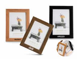 Porta-retratos para fotos 10x15cm, com moldura em PVC durável, visor em acetato transparente e fundo em MDF resistente. Possui travas metálicas para fixação e pode ser usado na vertical ou horizontal. Ideal como brinde decorativo para valorizar memórias com praticidade e estilo.