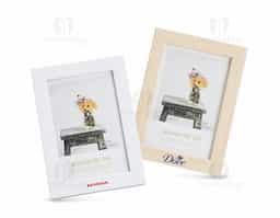 Porta-retratos para fotos 10x15cm, com moldura em PVC durável, visor em acetato transparente e fundo em MDF resistente. Possui travas metálicas para fixação e pode ser usado na vertical ou horizontal. Ideal como brinde decorativo para valorizar memórias com praticidade e estilo.