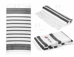 Toalha de praia produzida em tecido com composição de 70% algodão reciclado e 30% poliéster reciclado (180 g/m²). Apresenta design minimalista e acabamento leve, ideal para uso em momentos de lazer ao ar livre.