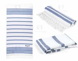 Toalha de praia produzida em tecido com composição de 70% algodão reciclado e 30% poliéster reciclado (180 g/m²). Apresenta design minimalista e acabamento leve, ideal para uso em momentos de lazer ao ar livre.