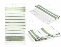Toalha de praia produzida em tecido com composição de 70% algodão reciclado e 30% poliéster reciclado (180 g/m²). Apresenta design minimalista e acabamento leve, ideal para uso em momentos de lazer ao ar livre.