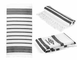 Toalha de praia produzida em tecido com composição de 70% algodão reciclado e 30% poliéster reciclado (180 g/m²). Apresenta design minimalista e acabamento leve, ideal para uso em momentos de lazer ao ar livre.