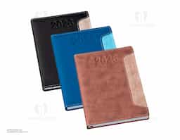 Agenda diária 2026 com capa em couro sintético e marca-páginas em fita de cetim. Contém páginas dedicadas para dados pessoais, calendários de 2025 a 2027, lista de contatos, planejamento e mapas.