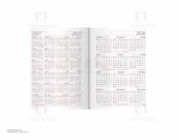 Agenda diária 2026 com capa em couro sintético e marca-páginas em fita de cetim. Contém páginas dedicadas para dados pessoais, calendários de 2025 a 2027, lista de contatos, planejamento e mapas.