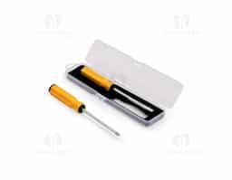 Kit de ferramentas com duas chaves: uma chave de fenda e outra Phillips, ambas com cabo emborrachado ergonômico e ponta metálica. Acompanha estojo plástico com espuma removível para acomodar as ferramentas.