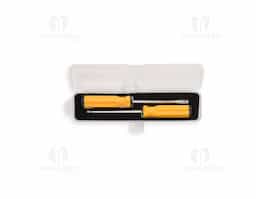 Kit de ferramentas com duas chaves: uma chave de fenda e outra Phillips, ambas com cabo emborrachado ergonômico e ponta metálica. Acompanha estojo plástico com espuma removível para acomodar as ferramentas.